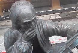 Stradivari da spostare
Statua ‘maltrattata’ anche dai cagnolini