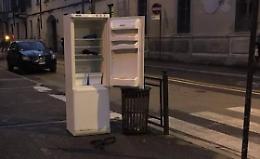 Frigorifero abbandonato in via Palestro, indignazione