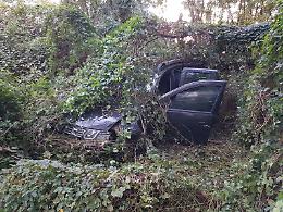 Con l'auto nella scarpata, ferita una 40enne