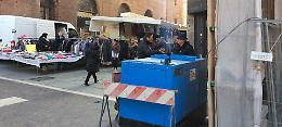 Pandemonio al mercato: fumo, rumore e odore da un generatore