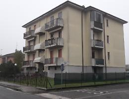 Vede i ladri su un balcone, allarme e fuga dei malviventi