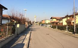 Casa razziata, gente in strada per stanare i ladri