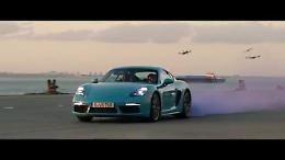 Sei droni e una Porsche 718 Cayman, la sfida è da videogame
