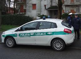 Officina abusiva, blitz dei vigili: autoriparatore nei guai