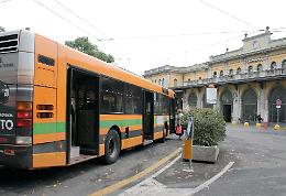 Senza biglietto sul bus, non vuole fornire le generalità: denunciata una 34enne