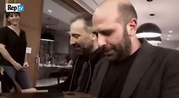 Bari, Checco Zalone e  Stefano Bollani: duetto e risate al pianoforte
