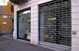 Negozio saccheggiato, rubate scarpe di marca