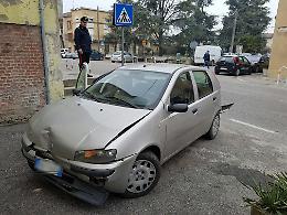 Si ferma per fare passare un pedone, tamponamento a catena