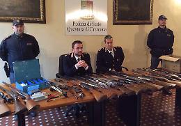 Minaccia un senegalese con la pistola e si giustifica con i poliziotti: 'Sto lavorando per voi'