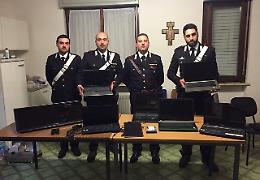 Rubavano computer nelle scuole e li rivendevano, tre arresti