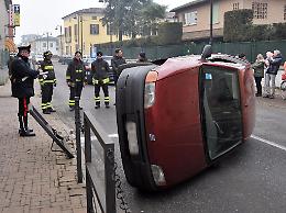 Scontro e l'auto si adagia sul fianco, paura per una 57enne