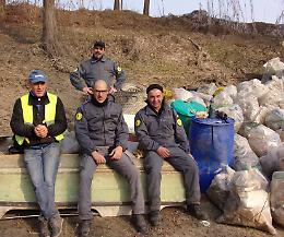 Oasi-discarica, volontari del Nibbio  in azione
