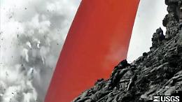 Hawaii, il vulcano si sveglia: una fontana di lava si riversa nell'Oceano
