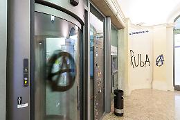 Raid anarchico alla Popolare, le telecamere filmano due uomini incappucciati 