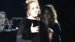 Grammy, Adele canta in onore di George Micheal: "Scusate, non posso andare avanti" 