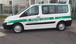 Babygang scatenata: urla, bestemmie, bottiglie spaccate sui muri e ‘bisogni’ sulle auto