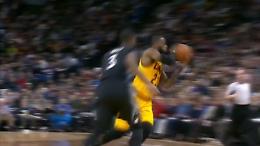 Nba, il 'no look' di LeBron James: il passaggio è un colpo di gran classe