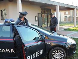 Chiede di provare l'auto e la ruba