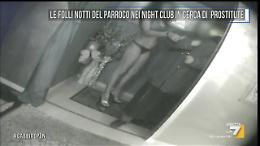 Prete con l'abito talare al night, il video con le ballerine diventa virale
