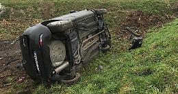 Sorpasso azzardato, provoca incidente e si dilegua