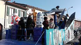 Carnevale a Pescarolo, folla e bambini scatenati