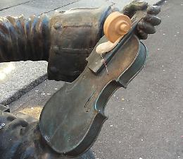 Il ricciolo diventa una lumaca, Stradivari di nuovo nel mirino