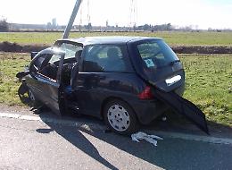 Con l'auto contro un palo, malore fatale per un 74enne