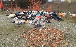 A La Secca una discarica di vestiti abbandonati
