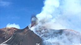 Etna, lapilli e lava tra cielo azzurro e neve:  l'eruzione vista da vicino