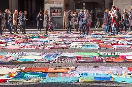 Viva Vittoria, piazza del Comune tappezzata con 800 coperte