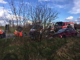 Frontale tra auto e furgone, due persone ferite
