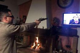 Il prete che punta la pistola alla Camusso, altro che solo «un'immagine goliardica» 