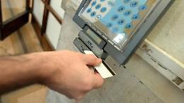 Risultava al lavoro, ma sbrigava commissioni: nei guai