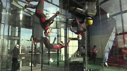Indoor skydiving, a Milano il simulatore di caduta libera più grande del mondo 