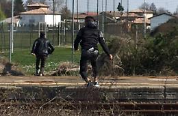 Tentano di rubarle l'auto, proprietaria li insegue e li fotografa
