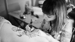 Il tatuaggio è donna: l'arte sul corpo della scimmia nuda