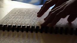 Bari, la casa editrice che pubblica in Braille: "La lettura è un piacere per tutti"