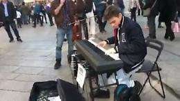 Milano, dalla Centrale al Duomo: il nuovo show del pianista di strada incanta i passanti