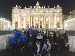 FOTO L'abbraccio di papa Francesco ai tennisti in carrozzina della Baldesio