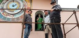 Gorla, opera finita. Statue-automi sull'orologio