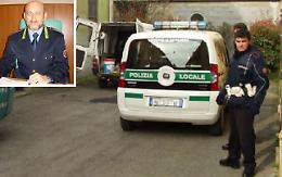 Investe il capo dei vigili che vuole dargli una multa