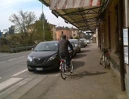 Via Brescia, nulla è cambiato: bici padrone del marciapiede