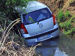 Auto esce di strada e finisce nel fosso