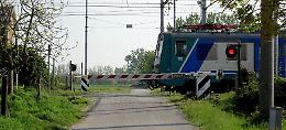 "Cittadini 'sequestrati'  dal passaggio a livello"