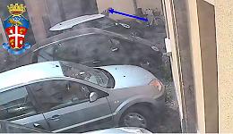 Auto davanti al passo carraio: indispettito buca una gomma