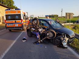 Scontro sulla provinciale Asolana, motociclista miracolato