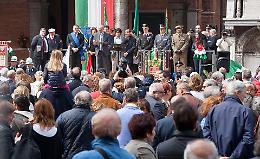 25 aprile, tanta gente al corteo e in piazza del Comune