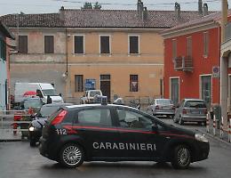 Furto, pistola in faccia e fuga: coppia minacciata in casa