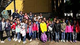 Sportivi e bambini insieme sulle linee del piedibus 