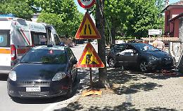 Perde il controllo, sbatte contro un muro di cinta: 28enne ferita
